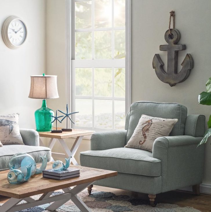 Дерев'яні сходи в будинку Сходи в інтер'єрі заміського будинку, виконані з дерева, що поєднують різні стилі