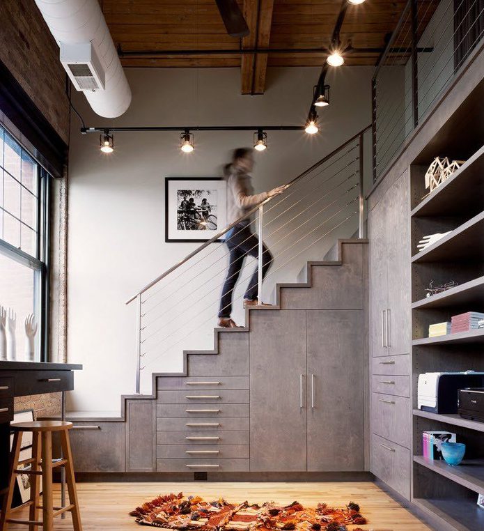 Меблі для передпокою під сходами Елегантний меблевий гарнітур для передпокою, вбудований під сходи приватного будинку.