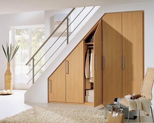 Закритий гардероб під сходами Закритий гардероб під сходами з полицями та штангою для зберігання речей.