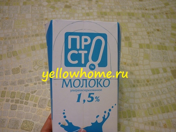 Згинаємо краї Згинання країв пакета молока для формування подарункової коробки.