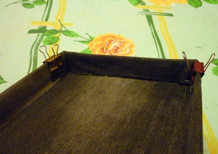 Стильний джинсовий акцент в інтер'єрі Переробка джинсів 2026: стильний органайзер для канцелярії додасть унікальності вашому інтер'єру