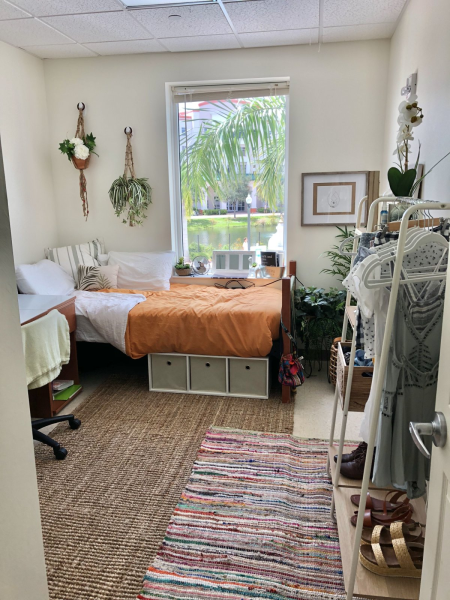 Організація в шафі Організація простору всередині шафи для одягу за допомогою органайзерів та коробок.