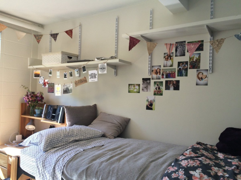 Відкриті полиці Відкриті настінні полиці в кімнаті гуртожитку для книг та декору 2026.