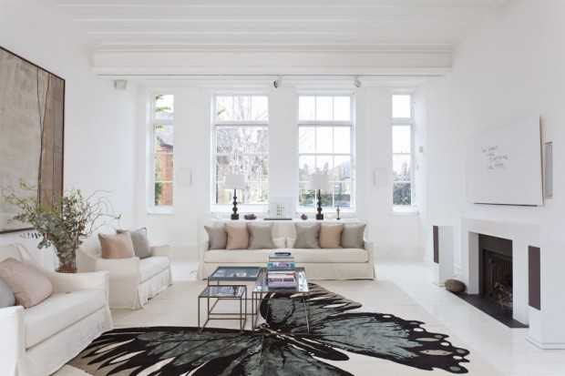 Кольори в інтер'єрі Світлий інтер'єр у Лондоні з використанням кольорових акцентів та сучасного освітлення