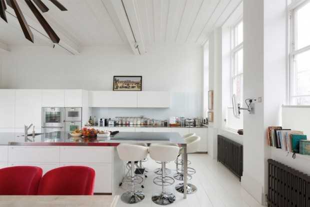 Природність та затишок Скандинавський дизайн інтер'єру в Лондоні з використанням кольорових акцентів та природного освітлення