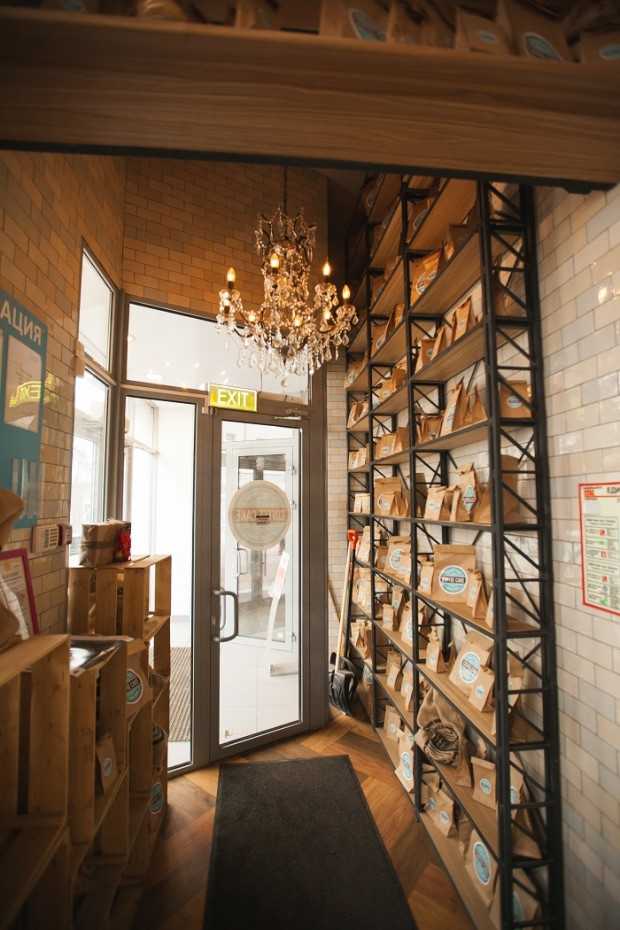 Лофт деталі кав'ярні Деталі інтер'єру кав'ярні: стіл, стільці та декор у стилі лофт.