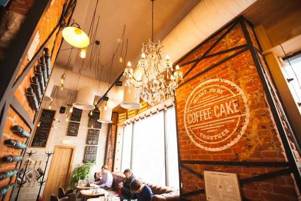 Натуральні матеріали Інтер'єр кав'ярні з використанням натуральних матеріалів і теплих кольорів.