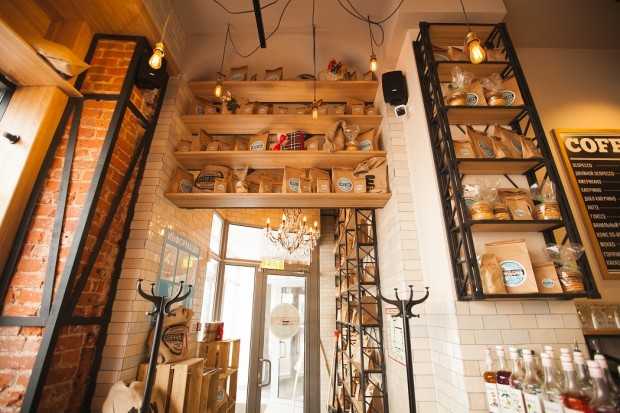 М'який куточок Затишний куточок кав'ярні з м'якими кріслами та декоративними подушками.