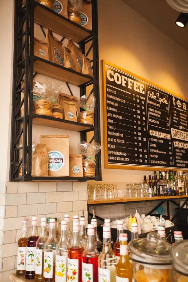 Барна стійка Cross Art Вигляд на барну стійку в кав'ярні, дизайн від Cross Art Studio.