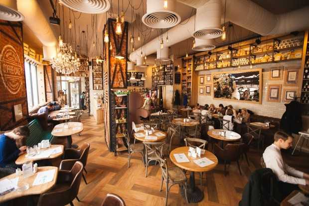 Рослини в інтер'єрі Інтер'єр кав'ярні з використанням рослин для створення живої атмосфери.