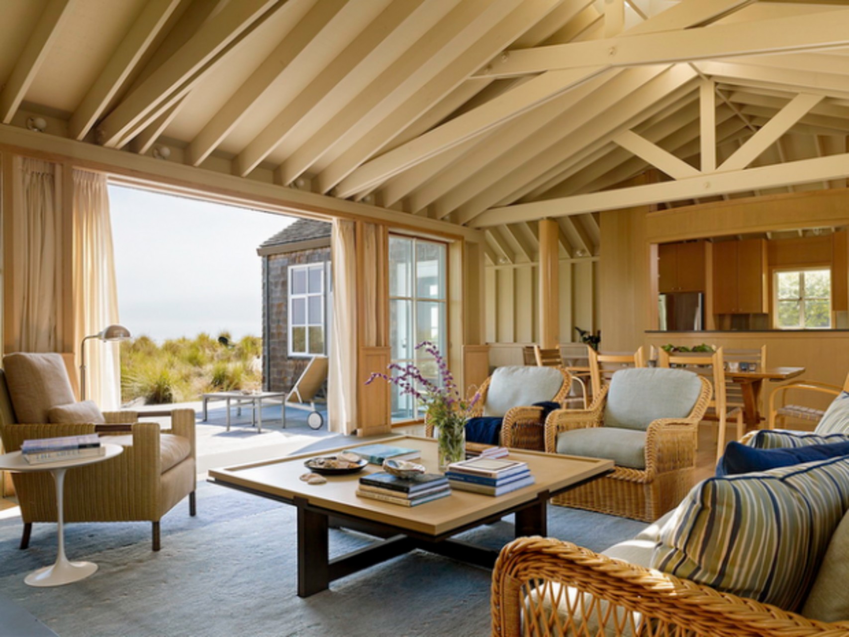 Пляжний дім: 2026 тренди Сучасний будинок на пляжі з дерев'яною архітектурою та цегляною облицюванням в 2026 році.