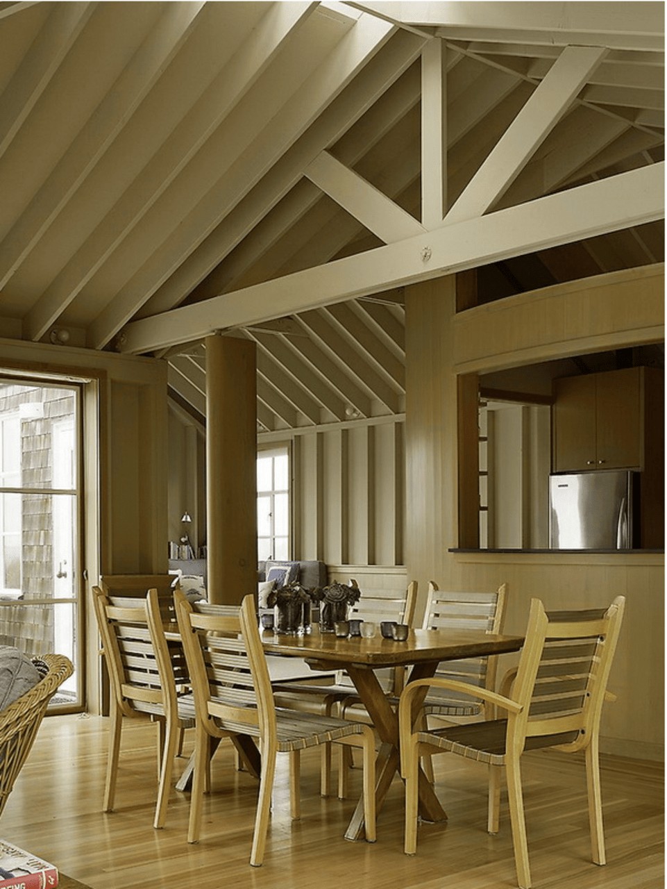 Дерево та плетіння разом Деталі дерев'яної архітектури в будинку на пляжі з використанням плетених елементів.