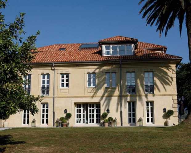 Мадрид: Еклектика та Натхнення Дизайн інтер'єру будинку в Мадриді: еклектика та шеббі шик в історичному кварталі.