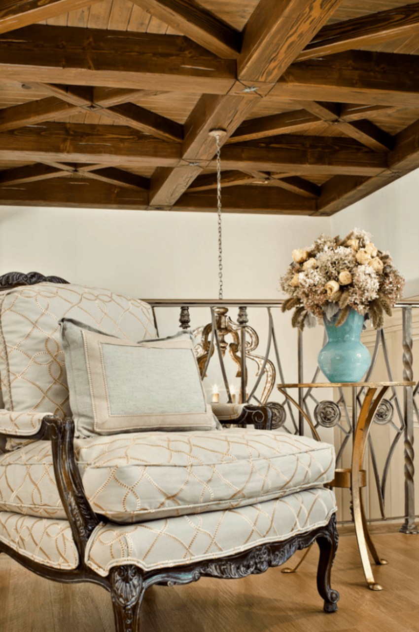 Dallas Mansion: Дерев'яний декор Деталі інтер'єру Dallas Mansion 2026: меблі з натурального дерева та стильний декор.