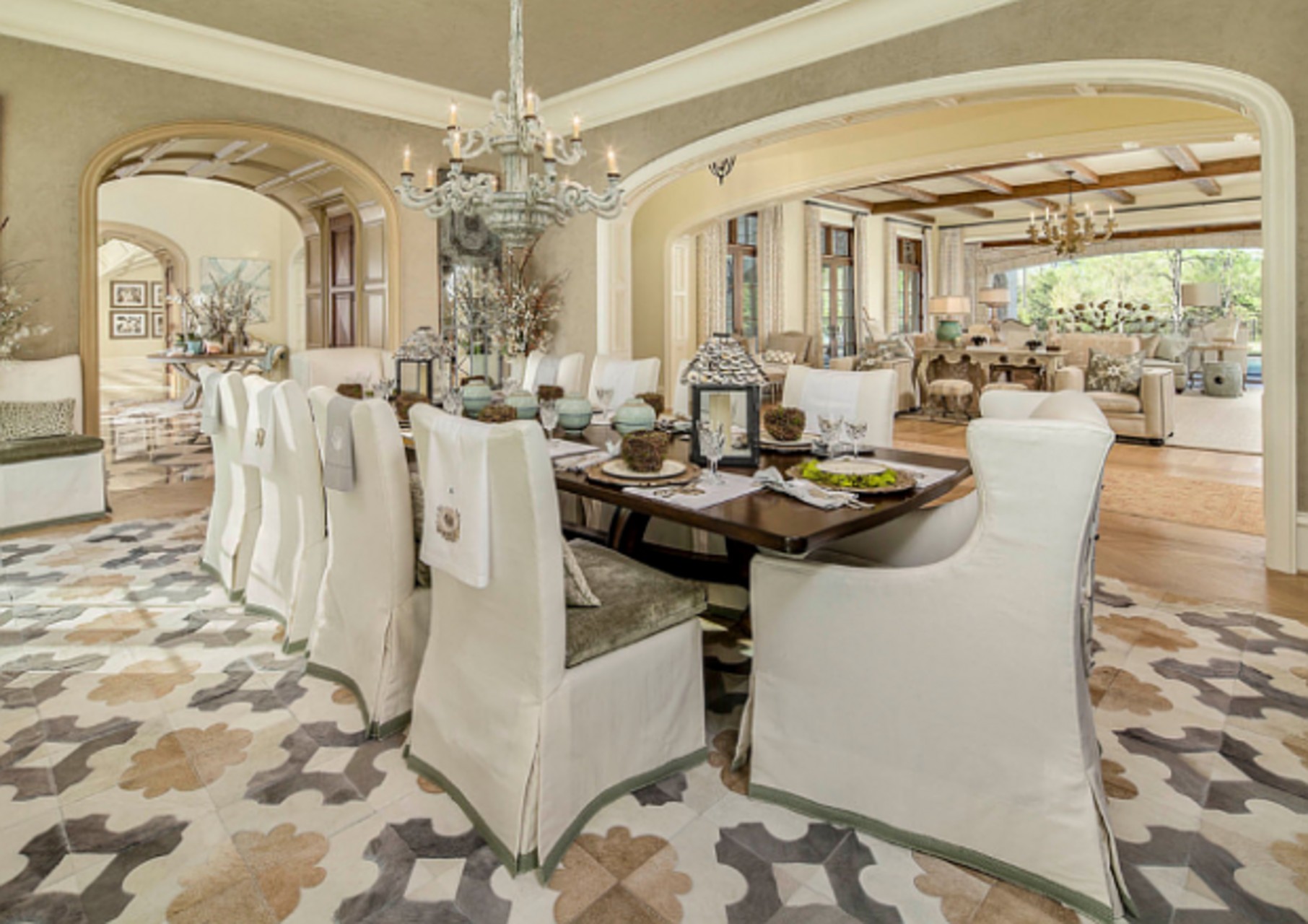 Dallas Mansion: Спокійна спальня Спальня в Dallas Mansion 2026: дизайнерський ремонт, природні матеріали та спокійні тони.