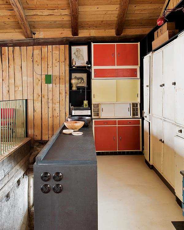 Шале: затишна спальня Дизайн інтер'єру в стилі шале: дерев'яна стеля, зручні меблі та текстиль у спальні