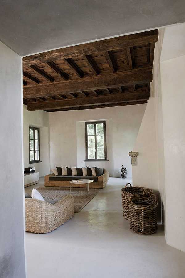 Італійський мінімалізм Сучасний італійський інтер'єр: поєднання мінімалізму та теплих природних матеріалів у дизайні будинку.