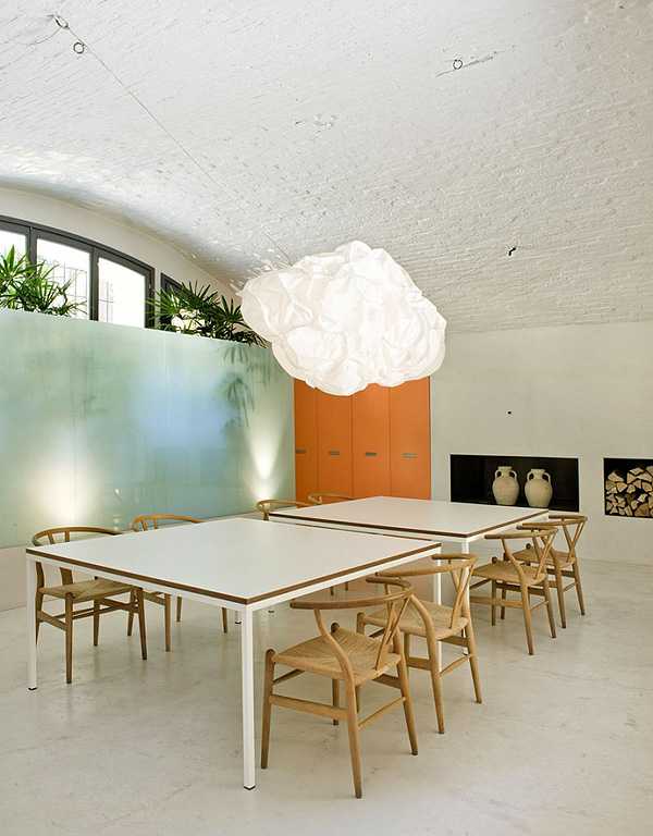 Функціональний італійський дім Сучасний інтер'єр італійського будинку: функціональність, комфорт та стильний дизайн в одному просторі.