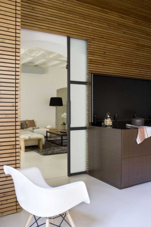 Ванна: Світло та Комфорт Світлий інтер'єр ванної кімнати в квартирі в Барселоні з використанням сучасних матеріалів.