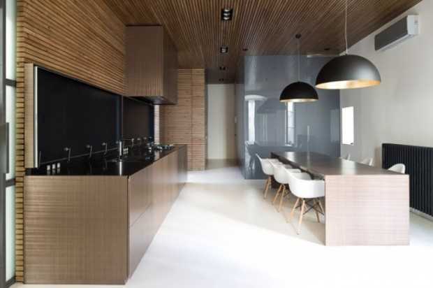 Освітлення: Затишок в Барселоні Освітлення у світлому інтер'єрі квартири в Барселоні, що створює затишну атмосферу.