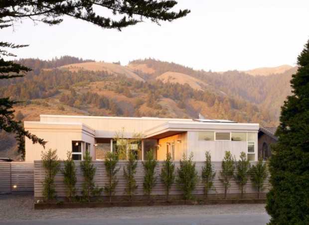 Дім мрії 2026 Інтер'єр прибережної резиденції з панорамними вікнами та використанням природних матеріалів у 2026 році.