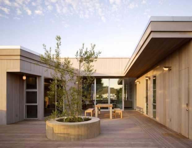 Кухня з видом Сучасна кухня в прибережній резиденції з природними матеріалами та панорамними вікнами, 2026 рік.