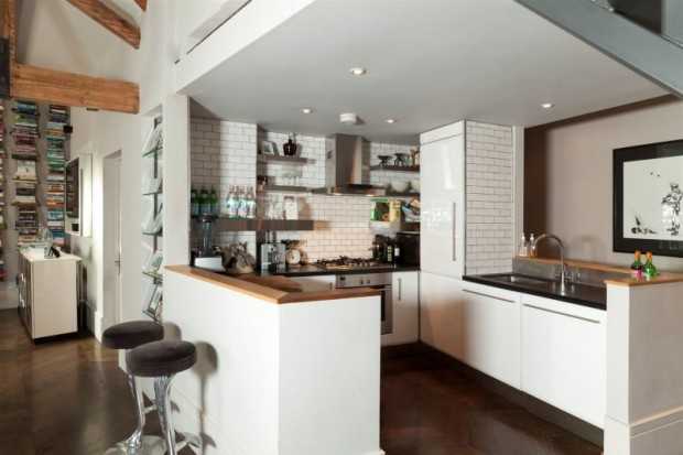 Лофт: Балки та затишок Декоративні балки та затишні м'які меблі в дворівневій квартирі стилю лофт.