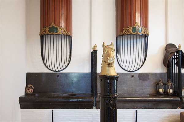 Стиль і перебудова 2026 Перебудова будівлі 2026: дерев'яні балки як елемент дизайну в стилі старовини та мінімалізму.