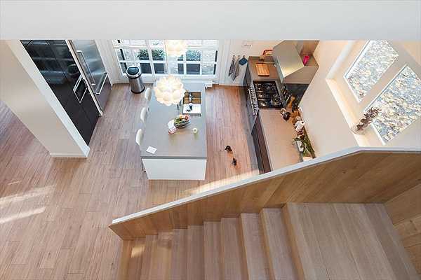 Мінімалізм та старовина 2026 Перебудова старовинної будівлі в житло: мінімалістичний інтер'єр з елементами дизайну в стилі старовини.