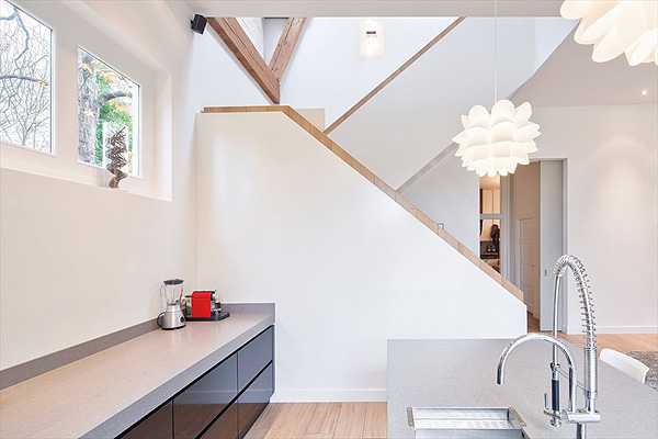 Стиль старовини: акцент 2026 Інтер'єр 2026: Дерев'яні балки підкреслюють стиль старовини у переобладнаному житловому просторі.