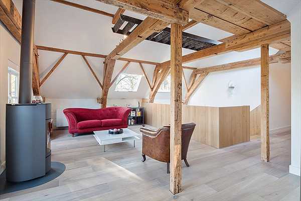 Дизайн з історією 2026 Дизайн 2026: дерев'яні балки в інтер'єрі старовинної будівлі, перетвореної на сучасне житло.