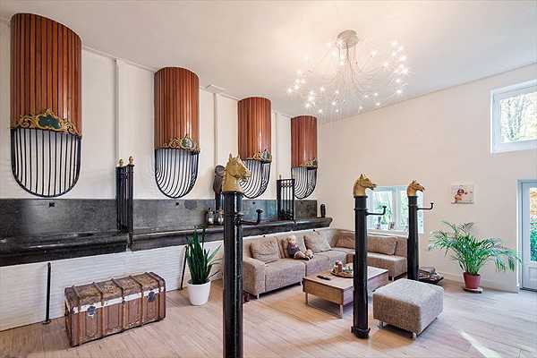 Затишок старовинного дому Перебудова старовинної будівлі: Мінімалістичний інтер'єр 2026 з дерев'яними балками та дизайном в стилі старовини.