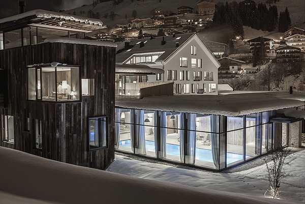 Елегантний коридор готелю Сучасний гірський готель Wiesergut: елегантний коридор з акцентом на освітлення та мінімалістичний дизайн.