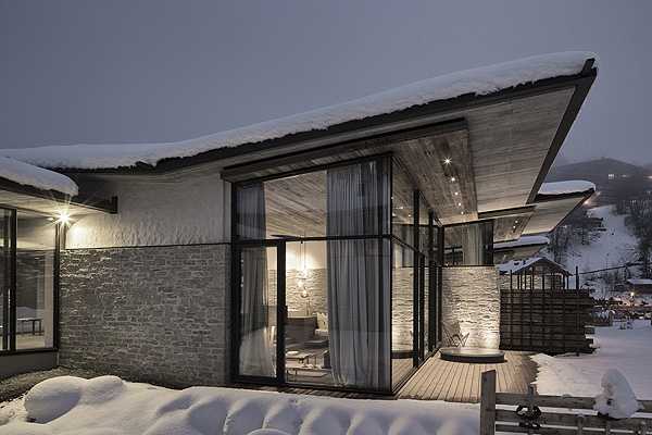 Комфортна спальня Інтер'єр спальні гірського готелю Wiesergut з великим ліжком та вікном з краєвидом