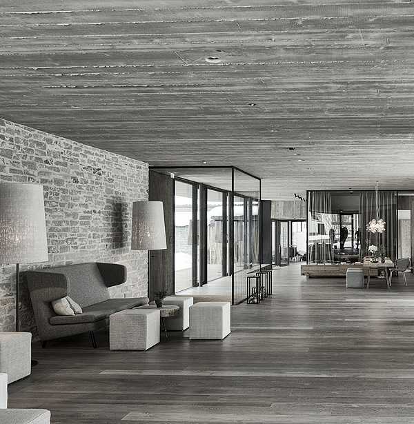 Простір для трапези Сучасний дизайн обідньої зони гірського готелю Wiesergut з дерев'яним столом