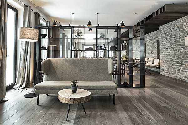 Панорамний вид Велике вікно в гірському готелі Wiesergut, що відкриває панорамний вид на гори