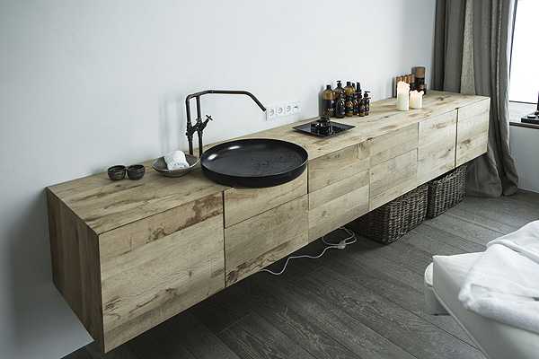 Зона відпочинку Wiesergut Інтер'єр гірського готелю Wiesergut: затишна зона відпочинку з дерев'яними елементами та м'якими меблями.