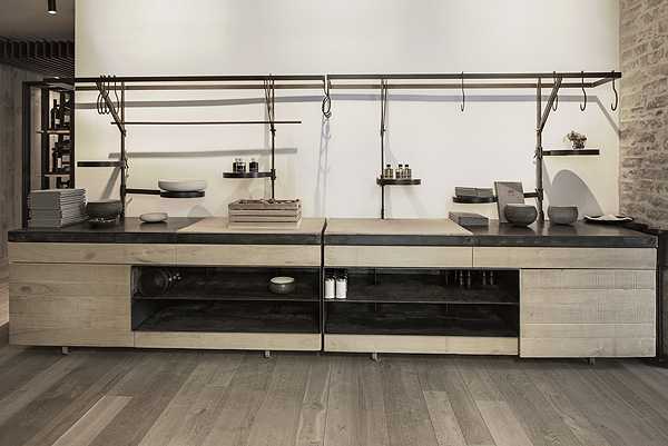 Спальня з краєвидом Дизайн гірського готелю Wiesergut: розкішна спальня з панорамними вікнами, що відкривають краєвиди на гори.