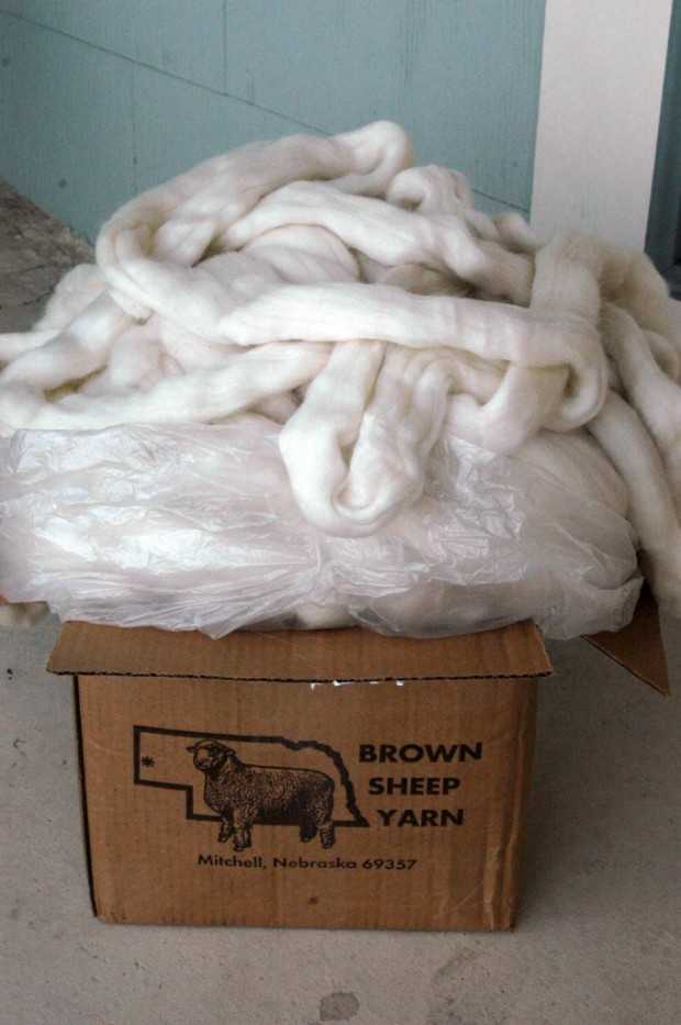 Затишок з великими петлями Покривало з великими петлями на ліжку, створює затишну атмосферу в спальні 2026.