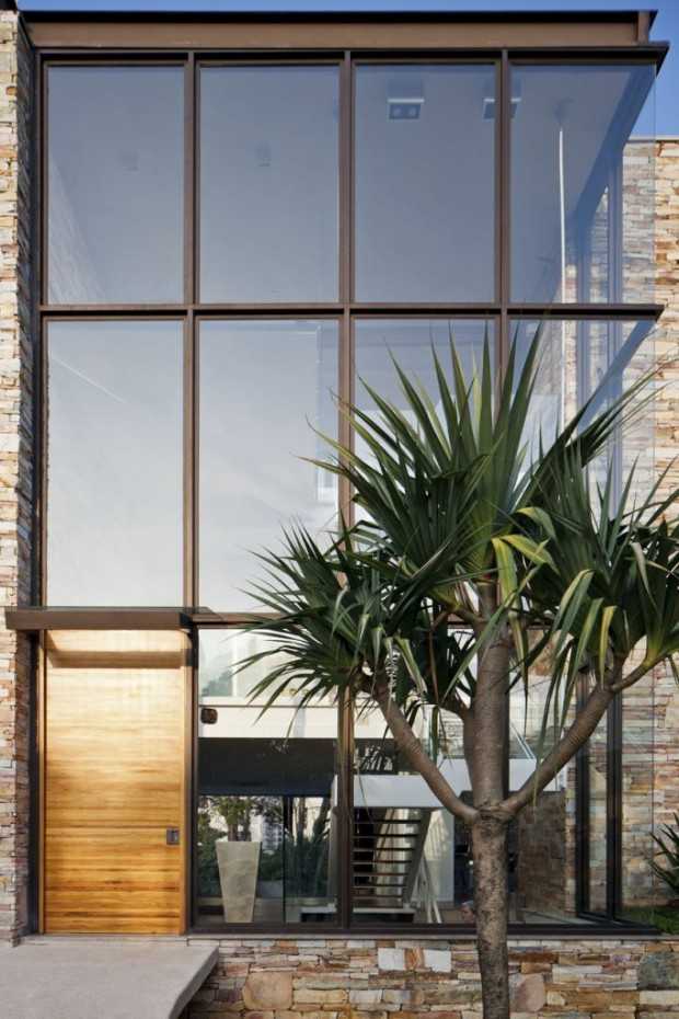 Vila Madalena: елегантність Вертикальний знімок інтер'єру Vila Madalena: елегантний дизайн та бразильський стиль в деталях.