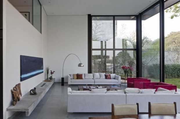 Робочий кабінет Робочий простір в будинку Vila Madalena, облаштований з урахуванням ергономіки.