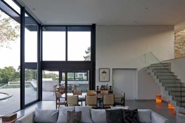 Vila Madalena: Вітальня Просторий інтер'єр заміського будинку Vila Madalena: сучасний дизайн вітальні з великими вікнами.