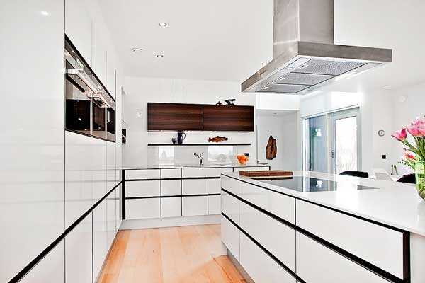 Спальня з видом Затишна спальня в шведському стилі з видом на море, екологічний дизайн 2026.