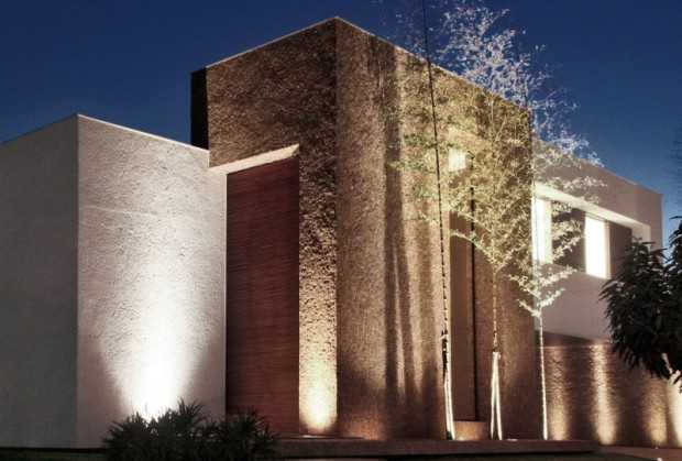 FF House: Дизайн та природа Сучасний дизайн будинку FF House з природними матеріалами та кам'яною мозаїкою.