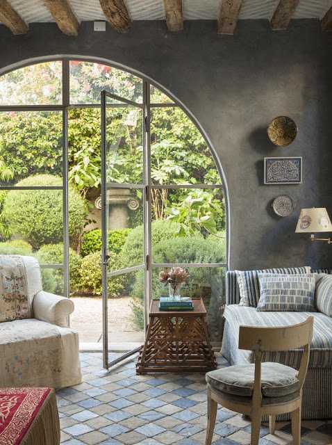 Вітальня з видом Дизайн будинку в стилі середземномор'я 2026: вітальня з антикварними меблями та морським краєвидом