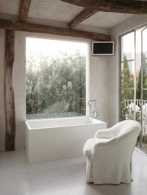 Ванна з морським пейзажем Інтер'єр ванної кімнати в стилі Малібу з антикваріатом та видом на море 2026