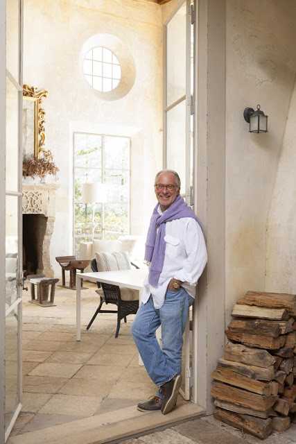 Портрет з історією Антикварний портрет у середземноморському інтер'єрі будинку з видом на море 2026