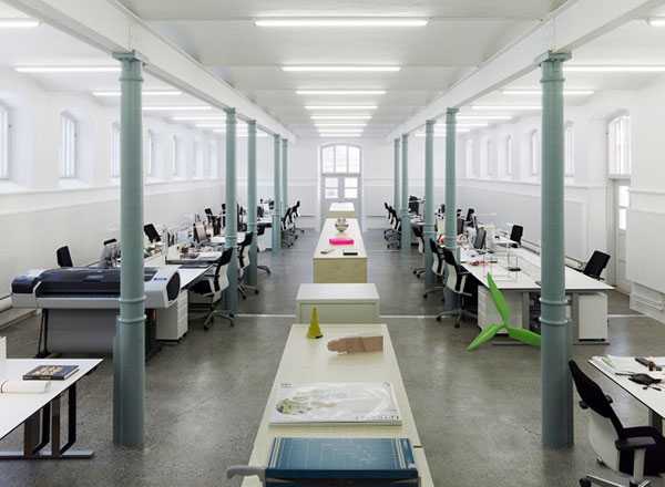 Комфортний офіс Функціональний офісний простір: ергономічні робочі місця в сучасному стилі для комфортної роботи.