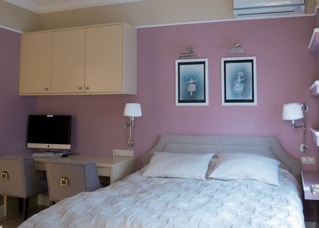 Робоче місце біля ліжка Оптимізоване робоче місце біля ліжка в спальні-кабінеті: ергономічний дизайн для комфортної роботи.