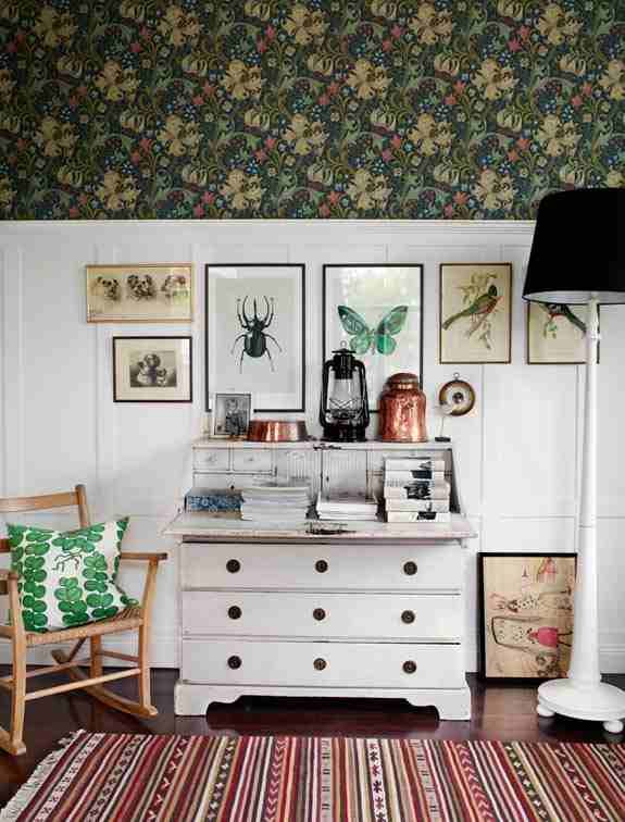 Вінтажна спальня мрії Вінтажна спальня з дерев'яними меблями, квітковими композиціями та антикварним декором для затишку.